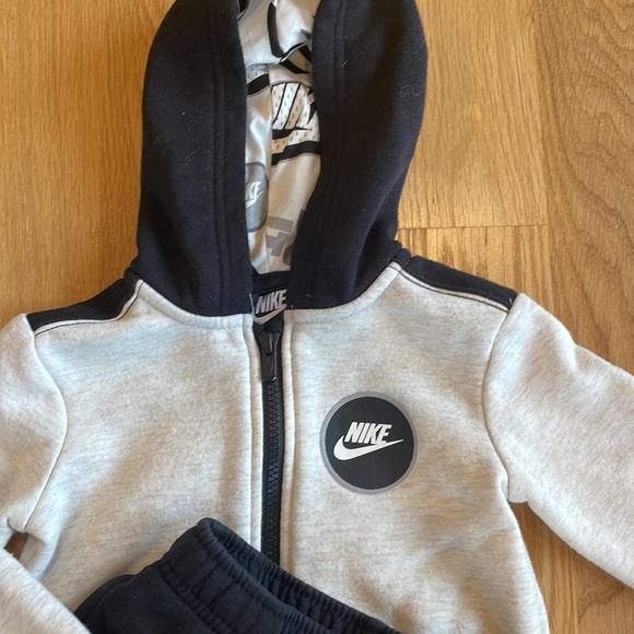 Kids Nike matching sweatsuit. - Picture 2 of 2